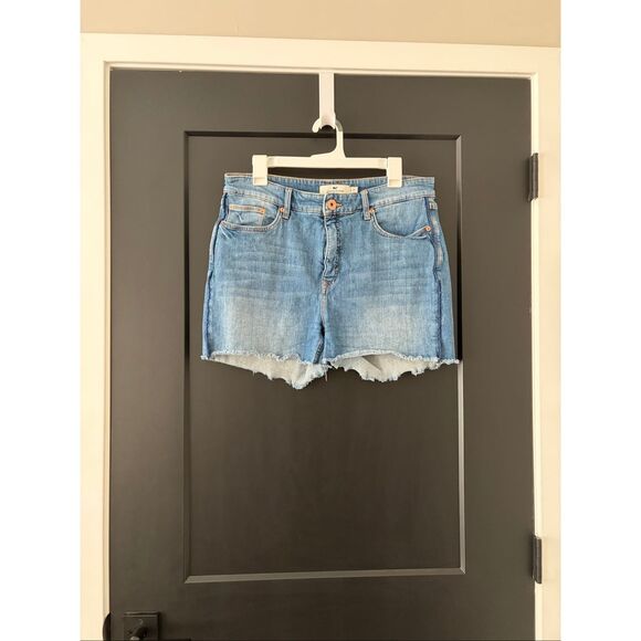 Vineyard Vines Mid-Rise denim Jean shorts- raw hem and stretch fabric Size 31 - Picture 1 of 5